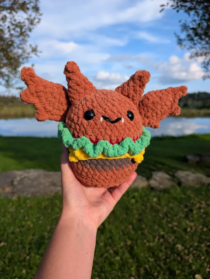 bat-burger-plushie-1_display.webp