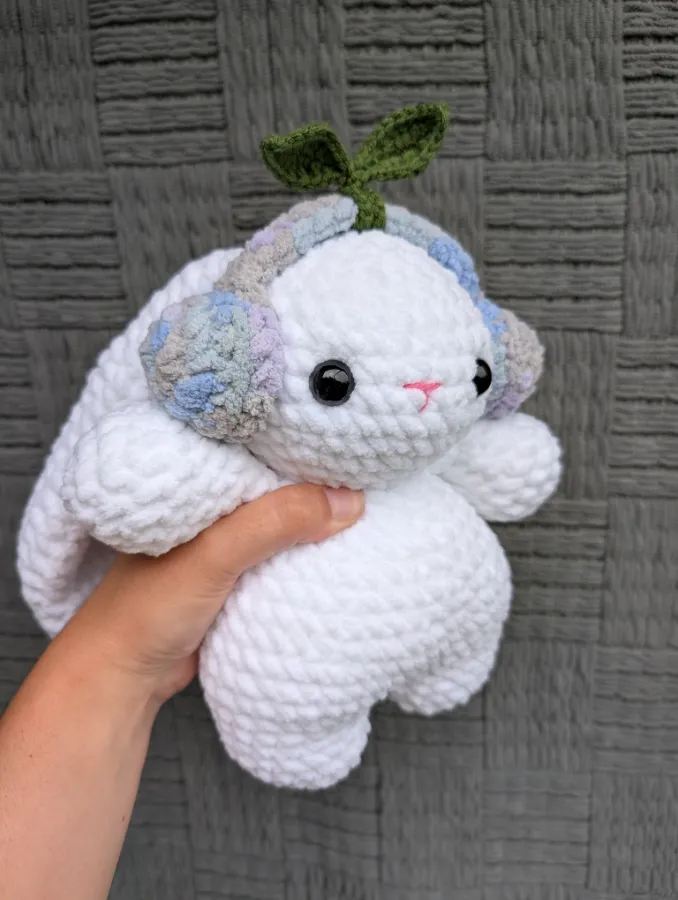 chubby-floppy-eared-bunny-w-headphones-1_display.webp