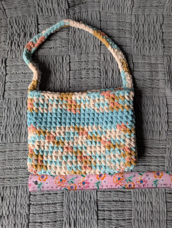 crocheted-variegated-handbag-1_display.webp